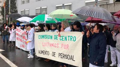 concentración ante el Complejo Hospitalario Universitario de A Coruña en demanda de más personal. Foto: E.P.
