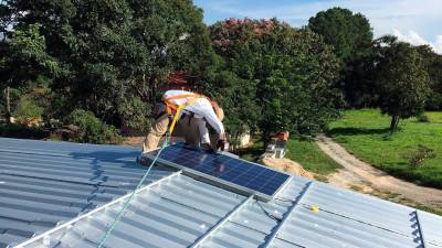 Instalación de paneles solares en un tejado. Foto: UNEF
