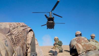 GALLEGOS EN SUELO AFGANO. En la imagen sobre estas líneas, embarco en helicóptero de la Brilat en Afganistán. En las sigientes, uno de sus puestos de vigilancia, otro punto ubicado en la ruta Lithium y, en la última fotografía, un puesto de observación ECHO (Afganistán). Fotos: Brilat