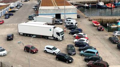 DONDE SEA. En plazas para camiones o a las puertas de las casetas de usuarios; cualquier hueco vale en el puerto.