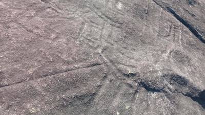 Los vándalos repasaron los surcos del petroglifo. Foto: C. M. B. 
