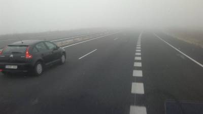 Foto de archivo de un coche a la altura del tramo de la A-8 que con frecuencia debe ser cortado al tráfico por la niebla. EUROPA PRESS
