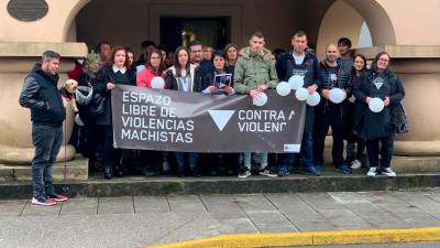 Concentración diante da Casa do Concello de Val do Dubra contra a violencia machista en novembro de 2019.