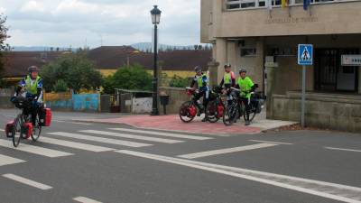 PROTECCIÓN. Un grupo de ciclistas cruzando la carretera general en Touro, por donde pasa el Camiño do Holandés. Foto: Concello de Touro