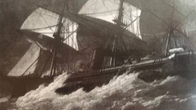 Imagen del ‘HMS Captain’ surcando las aguas con el velamen desplegado en medio de una tempestad. Foto: Lema