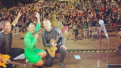 Tania Veiras en el escenario de Ordes con músicos y el público sentado y separado. Foto: TV
