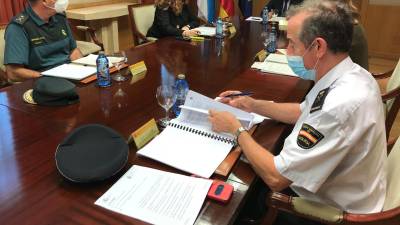 El delegado del Gobierno, Javier Losada, en una reunión con efectivos de la Guardia Civil y Policía Nacional FOTO: DELEGACIÓN DEL GOBIERNO