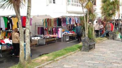 Imagen de archivo de puestos de venta de ropa en el mercadillo de A Pobra. Foto: Nós Pobra
