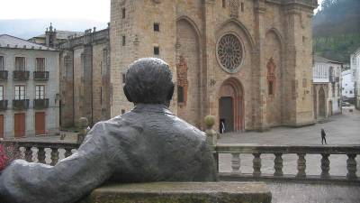 Estatua de Álvaro Cunqueiro, de espaldas, contemplando la Catedral de Mondoñedo. WIKIPEDIA