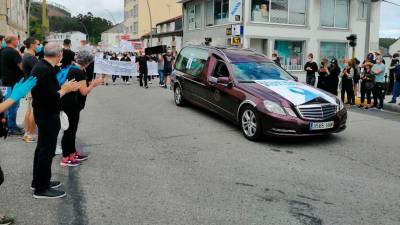 Un coche fúnebre con ataúdes abría ayer la marcha convocada por comerciantes en Cervo por Alcoa. Fotos: Rebelión Aluminio