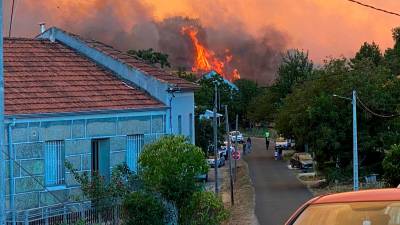 rural. Proximidad del incendio de Flariz al núcleo de viviendas de Salgueira. Foto: EFE