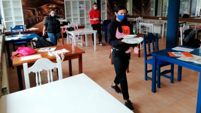 Curso de camareiro para mozos desempregados en Corcubión. Foto: Cáritas de Cee