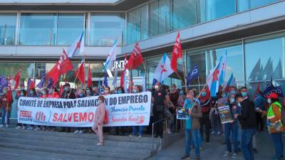 Os traballadores protestan ás portas de Delegación Territorial da Xunta en Vigo. Foto:EP