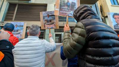 Trabajadores de Alu Ibérica protestan ante la oficina herculina de Consulting Pulpeiro, a la que culpan de ayudar a Grupo Riesgo a desmantelar la planta. Foto: Rebelión Aluminio