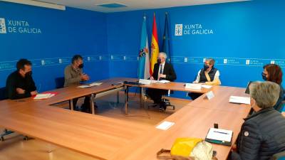 encuentro. Francisco Conde y Rosa Quintana, en su reunión con la agrupación Agalcari. Foto: ECG