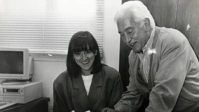Marina, en su mesa de trabajo de la sede de Preguntoiro, con Suso Montero, un histórico del departamento de Publicidad. Foto: ECG