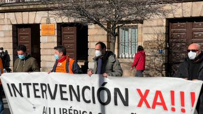 Protesta de los trabajadores de Alu Ibérica en A Coruña encabezada por el comité de empresa. Foto: Rebelión Aluminio