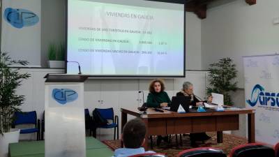 Dulcinea Aguín (i) y Estrella Ferreiro analizaron la situación de las VUTs en Compostela.