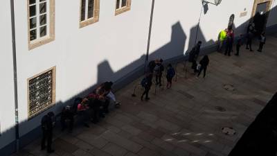 Peregrinos esperando en la Oficina de Carretas para recoger su compostela. Foto: A. R.