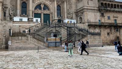 La fachada del Obradoiro, libre de andamios tras la restauración de la escalinata monumental. Fotos. A.R.