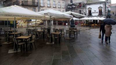 En la foto de archivo, terrazas vacías en Vigo. EFE