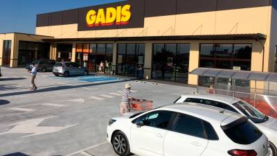 Aparcamientos u acceso del nuevo establecimiento de Gadisa en Castilla y León. Foto: Gadisa