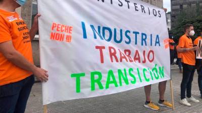 Protesta de trabajadores de Alu Ibérica en A Coruña, que llevan DOS meses sin cobrar. Foto: Gallego