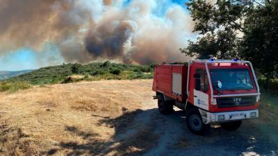 GRAF4458. MONTERREI (OURENSE), 24/07/2020.- Vista del incendio forestal declarado este viernes en Monterrei (Ourense) y que obligó a la Guardia Civil a cortar la circulación en la carretera OU-1018. EFE/ Sxenick