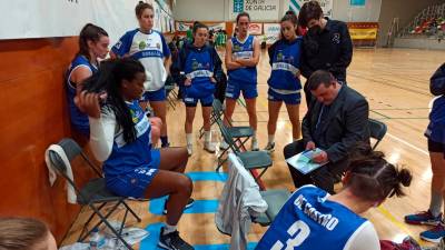 El técnico Chiqui Barros dando instrucciones a sus jugadoras ayer en Pontevedra. Foto: RF