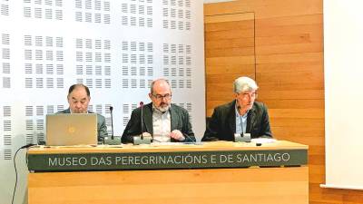 Los ponentes, Román Felones, Antón Pombo y Roldán Jimeno, repasaron las trayectorias de tres hombres clave en la recuperación de las peregrinaciones