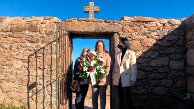 Begoña Tajes, á esquerda, Sandra Insua e Encarna Liñeiro fixeron a tradicional ofrenda floral no Cemiterio dos Ingleses no 131 aniversario do afundimento do ‘Serpent’. Foto: C. C.