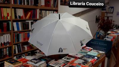 El paraguas especial, entre los libro de Couceiro. Fotos: ECG
