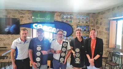 PREMIOS. Los ganadores del torneo de golf de Congalsa, celebrado en Boiro, con sus premios. Foto: Congalsa