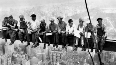 1932. Almuerzo en la cima. En esta fotografía aparecen los obreros, que estaban construyendo el edificio General Electric de Nueva York, almorzando en el piso 69. Autor, Charles C. Ebbets.