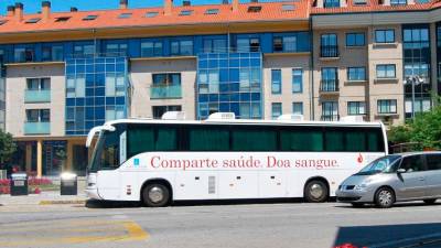 Autobús para a doazón de sangue en Bertamiráns. Foto: CA