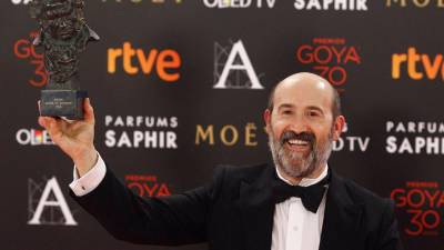 El actor Javier Cámara posa feliz con uno de sus premios Goya. Foto: Europa Press