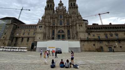 Algunos peregrinos y turistas ante la Catedral de Santiago, en la Praza do Obradoiro. EUROPA PRESS