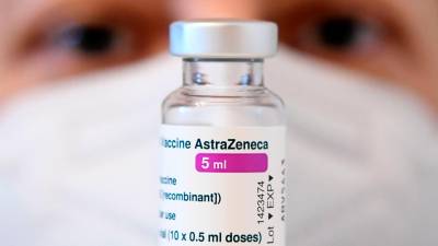 Un sanitario observa una dosis del compuesto antiviral elaborado por AstraZeneca. Foto: Helmut Fohringer