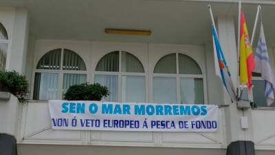 Pancarta colocada en el balcón del consistorio de Ribeira. Foto: C.R.