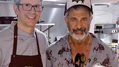 Mel Gibson se relame con tortilla de Betanzos y 'peppers' de Padrón