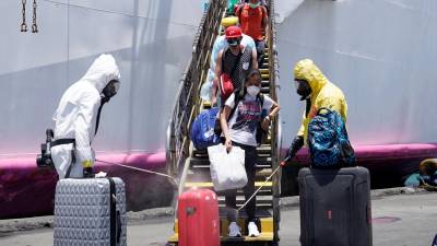 Cebu (Filipinas), 23/05/2020.- Trabajadores del gobierno filipino desinfectan equipajes de viajeros al pie de un avión. EFE/EPA/JAY ROMMEL LABRA