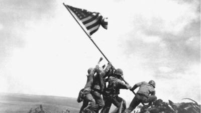 1945. Alzando la bandera en Iwo Jima. Fue tomada durante una batalla entre americanos y japoneses en la II Guerra Mundial. Los altos mandos, dado el gran poder que tenía la fotografía, la usaron para reforzar el apoyo para la guerra. Tres de los seis hombres que aparecen murieron durante la batalla. Autor, Joe Rosenthal.