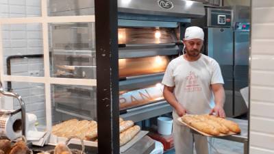 Horneado en panadería La Pintora de Baiona, en Pontevedra, una de las que se suma a la iniciativa Foto: ECG
