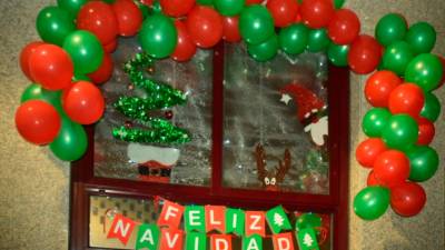 TERCERO. Ángela Pego decoró con globos una ventana de su vivienda y ganó el tercer premio. Foto: C.R