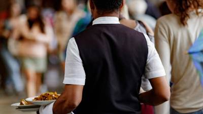 Un camarero porta los platos de los clientes en Madrid. FOTO: Eduardo Parra