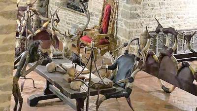 Una de las sillas (en el centro, arriba) encontradas en la bodega de la Borgoña. Foto: U. Lemus