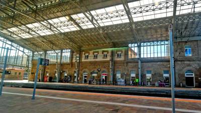 Andenes centrales bajo la cubierta de la estación de Santiago de Compostela. Foto: Almara