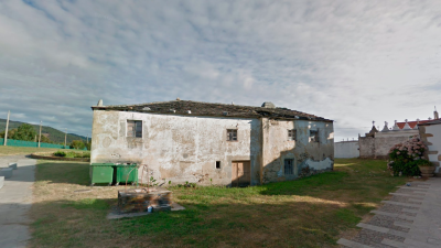 la casa rectoral y el cementerio (San Pedro de Cangas). Foto: Gmaps