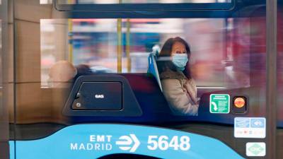 Una usuaria del transporte público hace uso de la mascarilla. Foto: E.P.