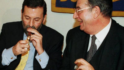 ...Cuando el club de fumadores de habanos Epicur entregó al entonces ministro Rajoy la Chavita de Plata
